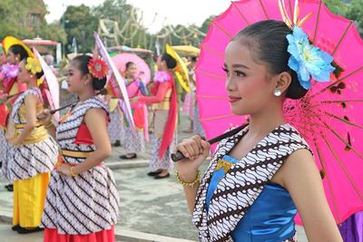 Ratusan Wanita Berpayung Flashmob di Pura Mangkunegaran, Aksi Penari Thailand Tuai Pujian