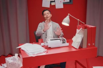 Ernest Prakasa Bakal Hadirkan Sesuatu yang Baru di Netflix, Belum Kelar Naskahnya