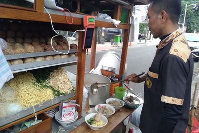 Edan! Ribuan Butir Bakso Gerobak Ini Ludes Setiap Hari, Antrenya Panjang Kamu Harus Sabar!