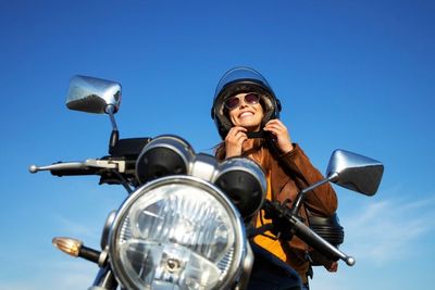 Hai Cewek! Suka Ribet saat Naik Motor? Ikuti 5 Tips Ini Biar Gak Sein Kiri Belok ke Kanan
