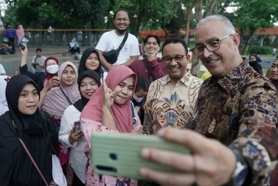 Jalan-Jalan ke Tebet Eco Park, Anies Baswedan Ajak Wali Kota Rotterdam Selfie