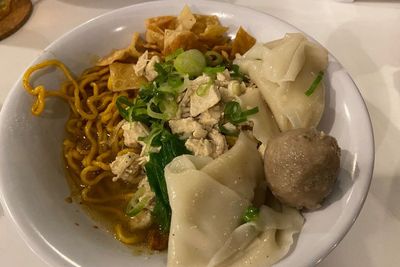 Djie Tjap, Juaranya Mie Yamin dan Bubur Pitan Ramah Muslim di Bali, No Pork No Lard!