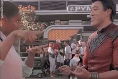 Momen Haru Cosplayer Shang-Chi di Disneyland Ngomong Pakai Bahasa Isyarat ke Pengunjung