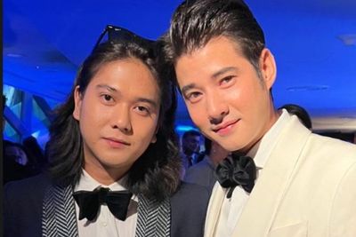 Iqbaal Ramadhan Selfie Bareng Mario Maurer di Premiere The Rings of Power : Legend Keren!