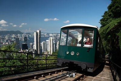 Hong Kong Peak Tram yang Ikonik Kembali Beroperasi setelah Renovasi