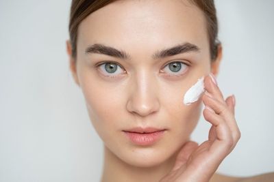 Review 5 Brand Pelembab yang Cocok buat Oily Skin, Beruntusan dan Jerawat Parah!