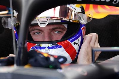 Verstappen Tanggapi Ulah Penonton yang Lempar Flare ke Lintasan: Itu Tindakan yang Bodoh