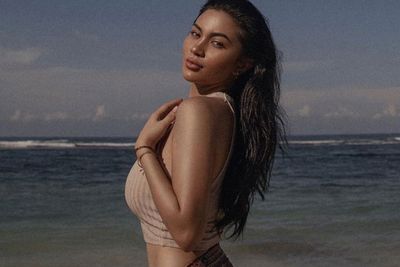 Cetarnya Gaya Eksotis Ariel Tatum Pakai Crop Top Berpose di Pinggir Pantai, Ayu Tenan!