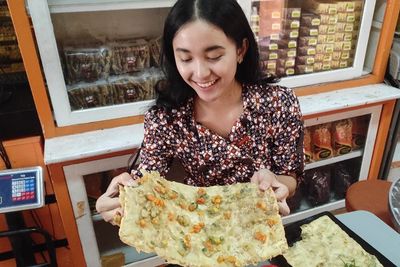 Gokil! Ini Ada Mendoan Raksasa Ukurannya Segede Layar Laptop, Begini Trik Menggorengnya