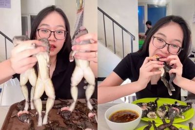 Wanita Ini Tunjukkan Cara Mukbang Kodok, Jijik Banget Dimakan Bentuk Utuh