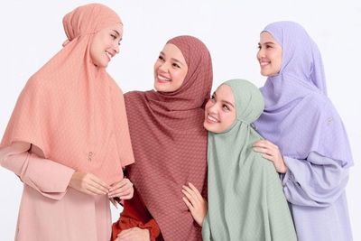 Dewi Sandra Fokus Bisnis Fesyen Muslim, Ada Pashmina Adem Buat Gen Z, Nih!