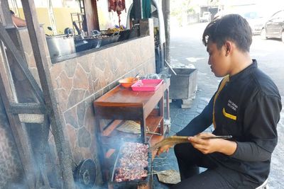Ditusuk Pakai Besi Sepeda, Sate Klatak Ini Ramai Diserbu Pembeli, Lokasinya di Sini!