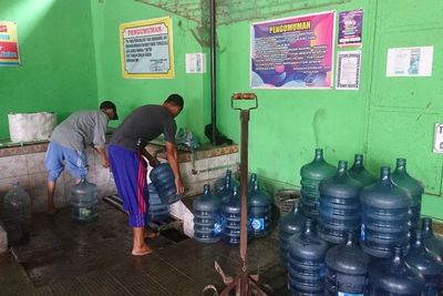 Ajaib! Ada Mata Air Bersuhu Panas Saat Pagi, Dijual Rp1000 Per Galon: Pembelinya Bejubel!