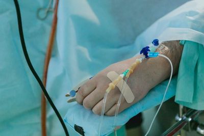 5 Cara Mengatasi Bengkak Akibat Tangan di-Infus, Efektif!
