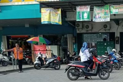 Tukang Parkir: 2 Ribu Gak Bikin Lo Miskin, Netizen: Iya Gak Miskin tapi Bikin Emosi