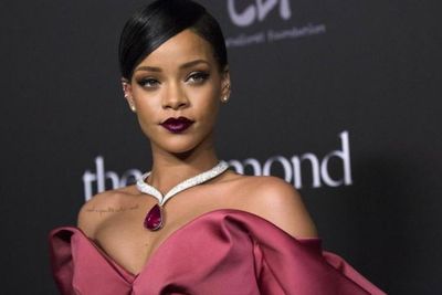 Meski Miliader, Rihanna Tak Segan Bantu Pelayan Bersihin Restoran Usai Nongkrong