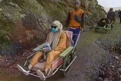 Menengok Ojek Troli di Kawah Ijen yang Bisa Antar Sampai ke Puncak, Tarifnya Rp800 Ribu