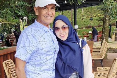 Anniversary ke-8, Santi Asoka Mala ke Mark Sungkar: Kangen Suamiku yang Lawak dan Bugar