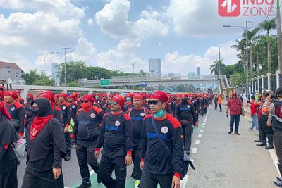 Massa Buruh Mulai Datangi Gedung DPR untuk Demo Tolak Kenaikan BBM, Ini Foto-fotonya
