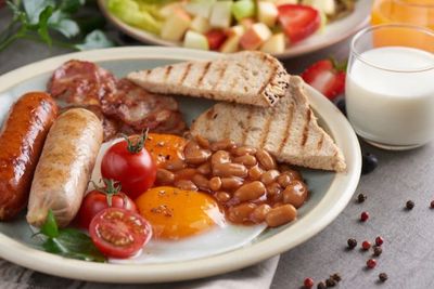Sebut Makan Satu Loyang Bolu sebagai Sarapan Seadanya, Pria Ini Bikin Netizen Melongo!