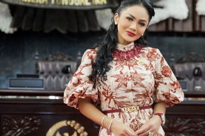 Krisdayanti Nyanyi sambil Chattingan, Netizen Insecure Otak Kanan dan Kirinya Seimbang