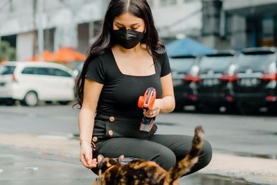 Ariel Tatum Terciduk Kasih Makan Kucing Liar di Jalan: Itu Manusia atau Malaikat Sih?