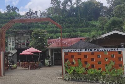 Cangkrukan Mbelgedhes, Tempat Nongkrong di Kaki Gunung Panderman: Menunya Bikin Ngakak!