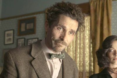 Christian Bale Dituduh Melakukan Pembunuhan di Trailer Film Terbarunya Amsterdam