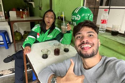 Viral Gaya Refal Hady Ngopi Bareng Mbak-mbak Ojol Bikin Kaum Hawa Iri: Mimpi Apa Semalam?
