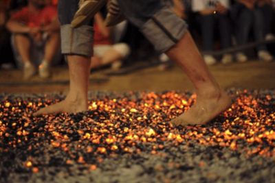 Untuk Menghapus Dosa, Orang India Bakal Berjalan di Atas Bara Api dalam Festival Thimithi