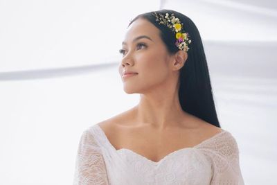 Definisi Cantik Natural, Yura Yunita Tertangkap Kamera Nyanyi Tutur Batin di Konser Intim