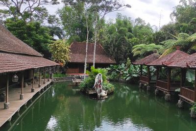 Ini Tempat Makan Romantis di Malang, Bisa Kulineran di Pinggir Telaga Sambil Foto Prewed