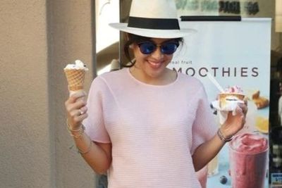 Gaya Mama Muda Dian Sastro Repot Pegang Es Krim Anak, Netizen: Cantik Sampe Tulang Rusuk 