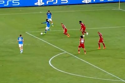 Momen Bek Liverpool Bengong Doang saat Pemain Napoli Menyerang, Berujung Dibantai