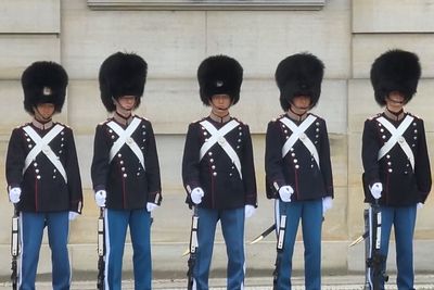 Gagahnya Pengawal Istana Amalienborg Denmark, Dilarang Bicara Tapi Boleh Senyum Tipis