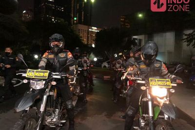 Di Tengah Kondisi Harga BBM Naik, Tim Patroli Malam Polda Metro Sebar 5.000 Paket Sembako