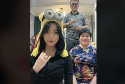 Netizen Salfok ke Wajah Haji Faisal saat Joget TikTok Bareng Fuji: Glowing Banget Pak!