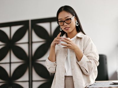 3 Inspirasi OOTD ke Kantor Anti Mager saat Hujan Turun dari Pagi