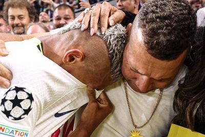 Terharu Cetak Gol Debut di Liga Champions, Richarlison Nangis Bareng Ayahnya