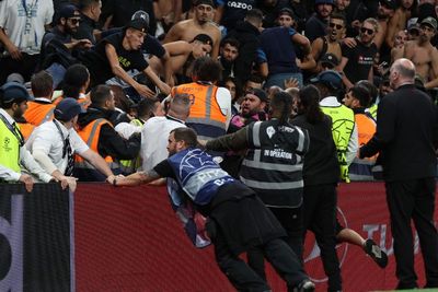 Rusuh! Suporter Marseille Copot Spanduk LGBT di Markas Tottenham