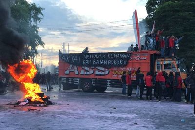 Makassar Mencekam! Demo Tolak Kenaikan Harga BBM Ricuh, Tiga Motor Hangus Terbakar
