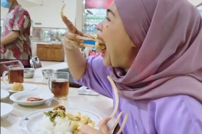 Viral! Ibu Ini Pakai Kuku Panjangnya Buat Nyendok Nasi Padang, Netizen: Langsung Gak Nafsu