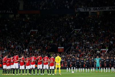 Duka MU untuk Ratu Elizabeth II, Hening Cipta di Old Trafford hingga Ban Lengan Hitam