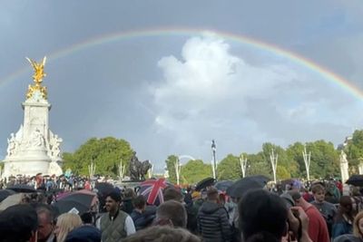 Viral Pelangi Bersinar Indah Queen Elizabeth II Wafat, Kode Alam Tersenyum Sambut Ratu