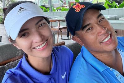 Nia Ramadhani Pakai Rok Mini Gemes Golf Mesra Bareng Ardi Bakrie: Keren Nih Nyonya Bos
