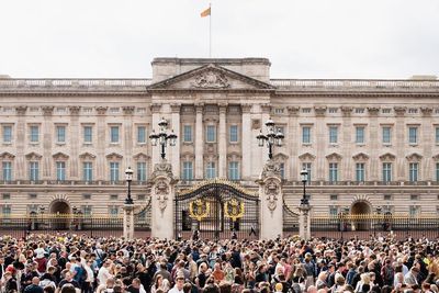 FOTO: Detik-detik Pangeran Charles Tiba di Buckingham Palace Usai Ratu Elizabeth II Wafat