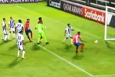 Bikin Gregetan! Striker Honduras Ini Gagal Cetak Gol Padahal Bola Udah di Depan Gawang