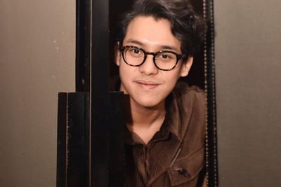 Ardhito Sementara Tak Nyanyikan Cigarettes of Ours Buntut Gitar Rusak di Bagasi Pesawat