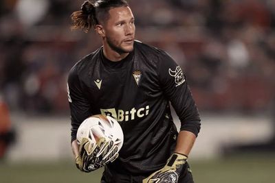 Aksi Heroik Kiper Cadiz Bawa Defibrillator untuk Fans yang Kena Serangan Jantung