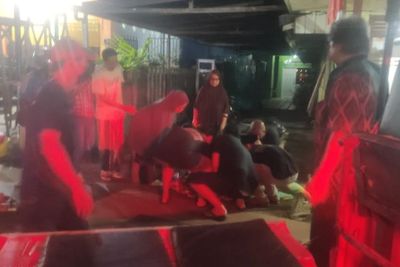 Detik-detik Wanita Melahirkan di Trotoar, Warga Panik Lalu Diangkut Pakai Mobil Bak